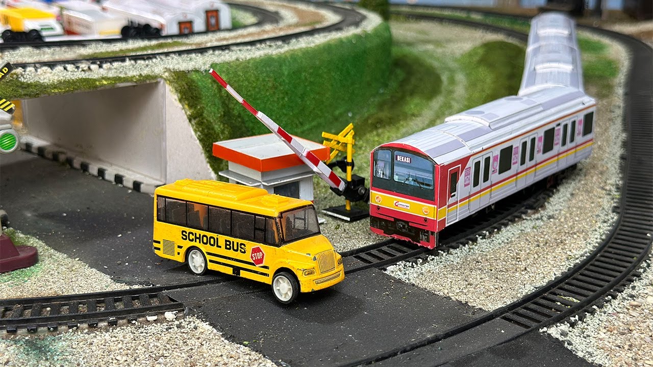 Drama Merakit Kereta LIstrik KRL Commuterline Terbaru Anjlok Menabrak Bus Sekolah Hingga Terguling