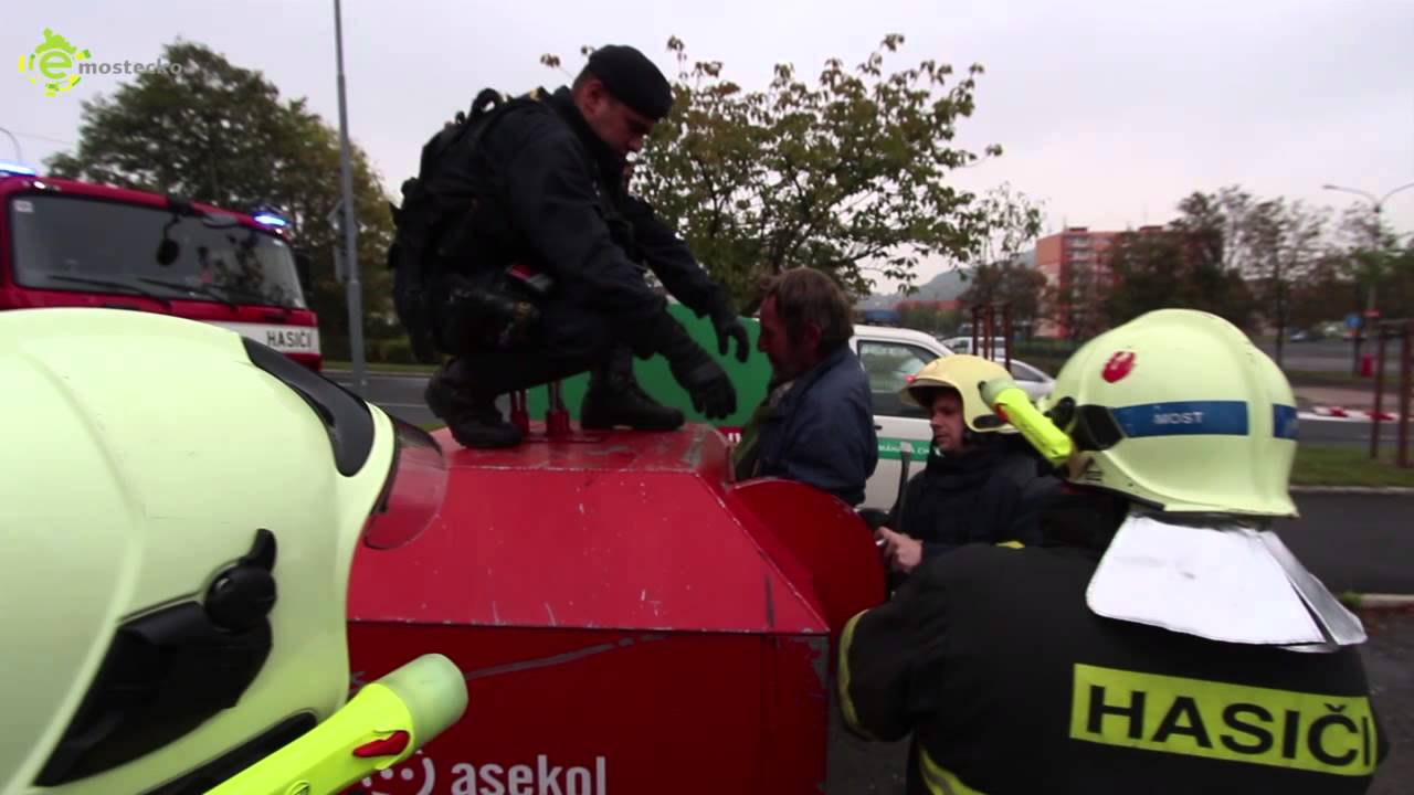 Muž uvízl v otvoru kontejneru na elektoodpad v Mostě