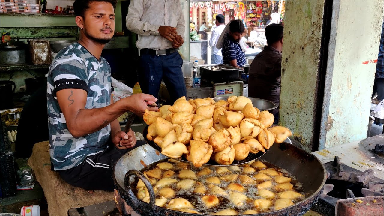 Master of SAMOSA - Only 10/-Rs Samosa Chaat in Madhya Pradesh | Indian Street Food
