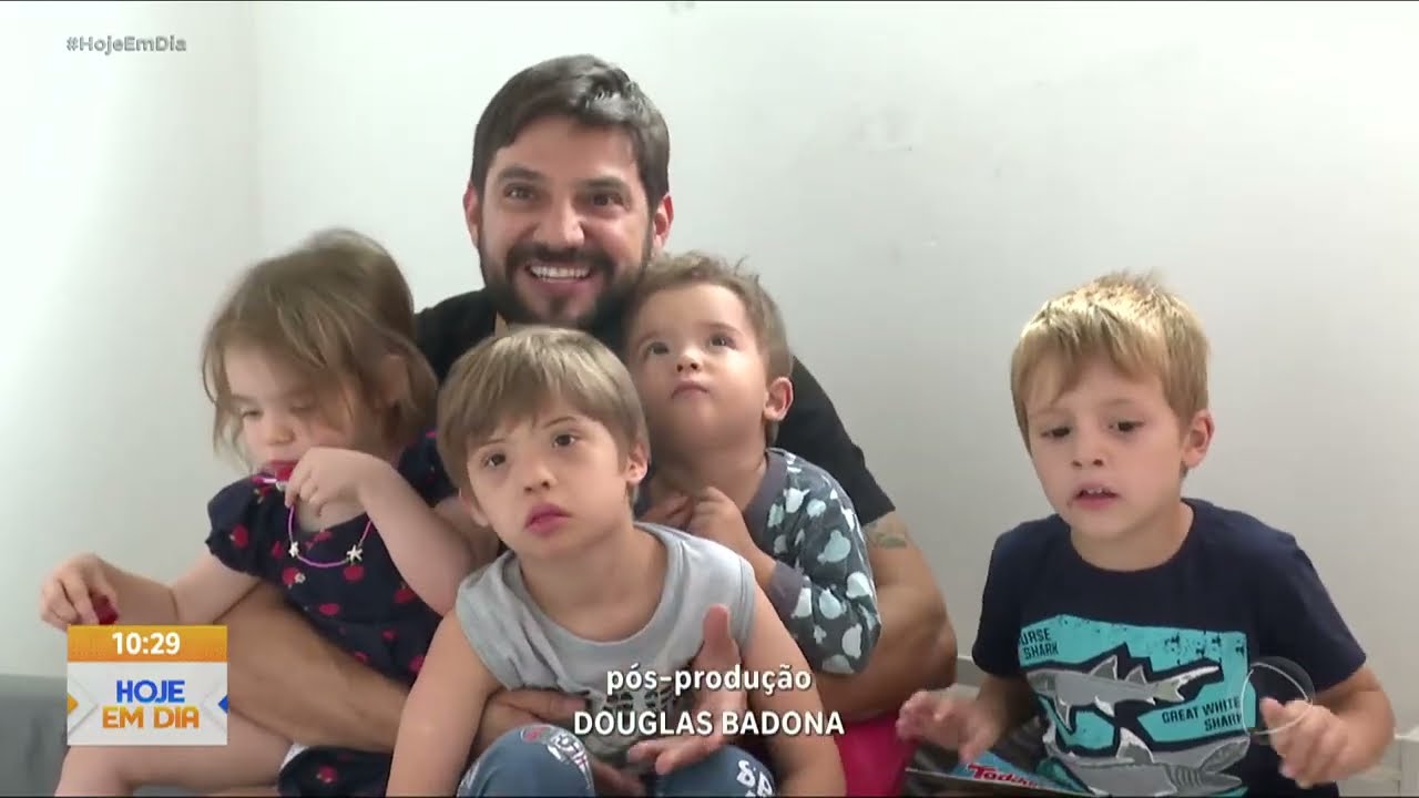 Pai solo que perdeu esposa para o câncer deixa tudo para dedicar aos quatro filhos |  Hoje Em Dia
