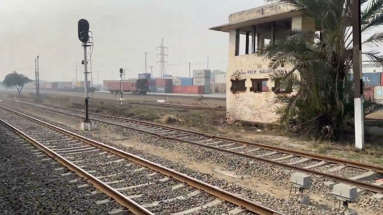 🥰🥰Beautiful Arrival 10DN Allama Iqbal Express Arrived at Prem Nagar Railway Station WD Blue Tiger