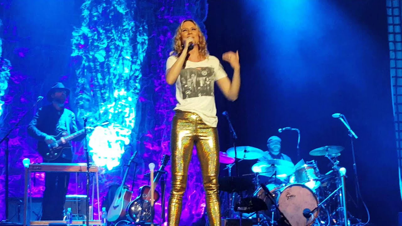 Jennifer Nettles - Way Back Home - Bakersfield CA 02-27-2016