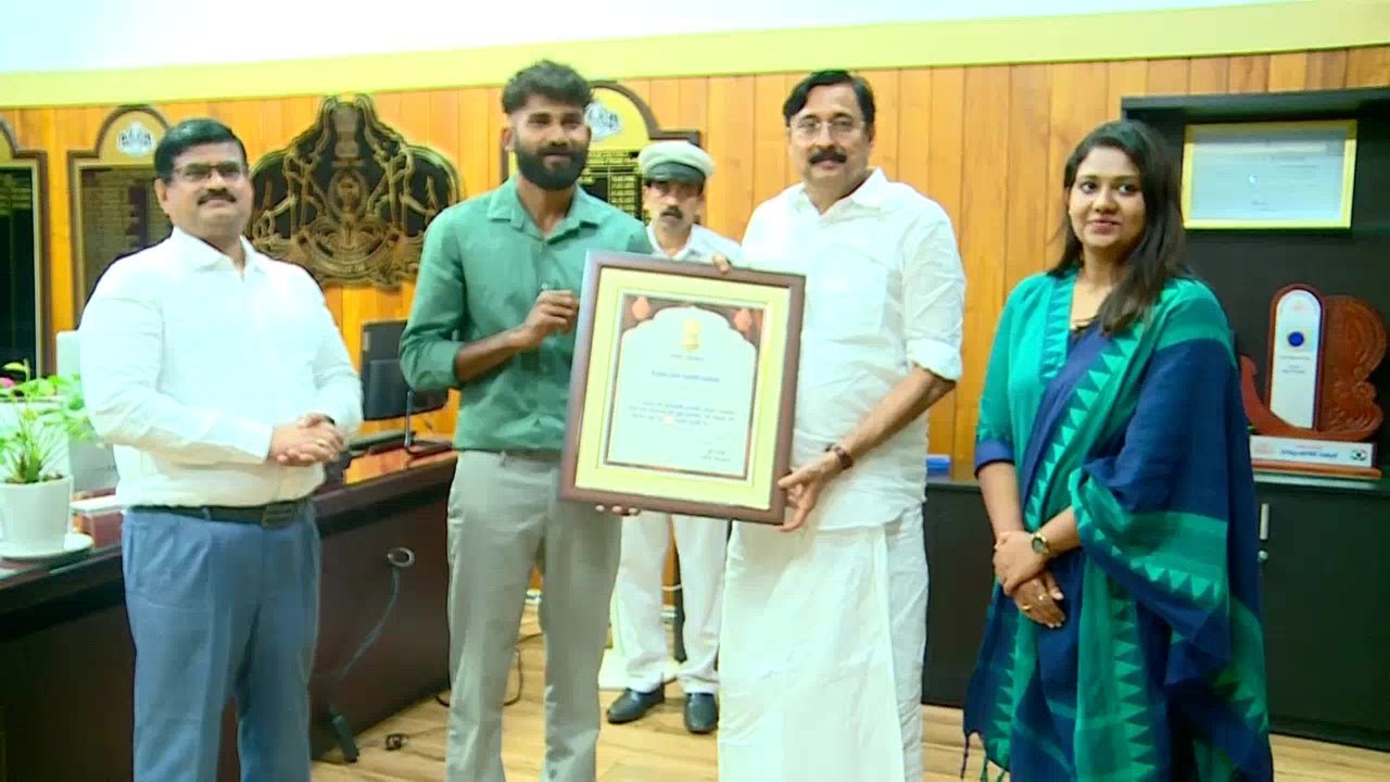 ചേലേമ്പ്രയില്‍ കുളത്തില്‍ മുങ്ങിപ്പോയ യുവാവിനെ രക്ഷിച്ച മുഹമ്മദ് ഹാഷിറിന് ജീവന്‍ രക്ഷാ പതക് അവാര്‍ഡ്