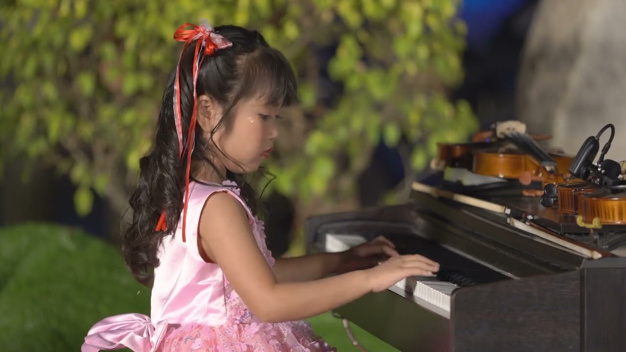 15. Độc tấu Piano - Ngày đầu tiên đi học - Hồ Ngọc Ánh Hà