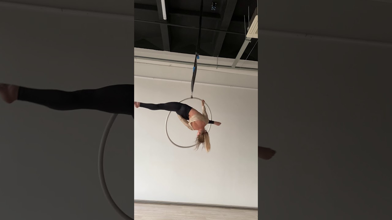 Aerial hoop tricks / work in progress  Instagram @asa_reze