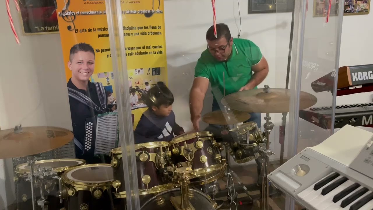 Matteo feliz tomando su clase de bateria en la Academia De Musica y Artes AMADEUS