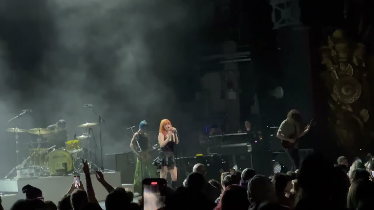 Paramore - I Caught Myself (2022-11-13, Beacon Theatre, New York, NY) [4K HDR]