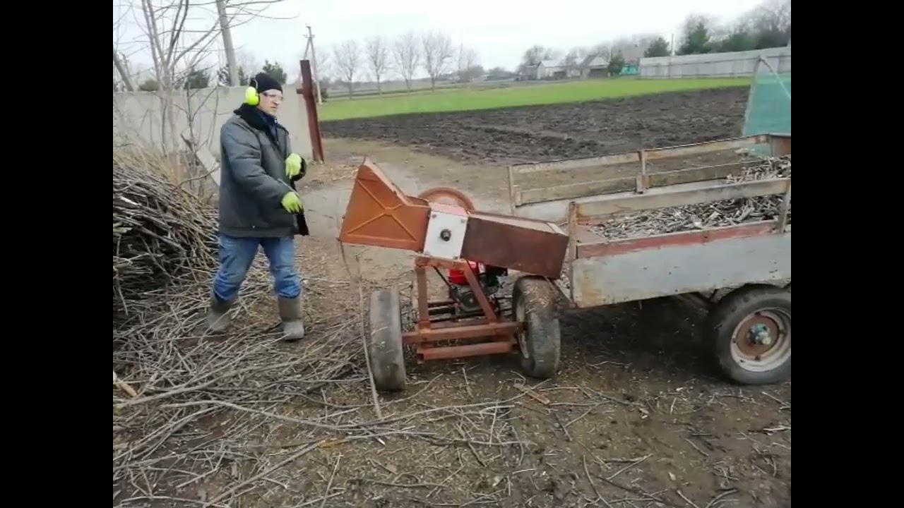 Робота одновального подрібнювача гілок ДС-50 Дровосік