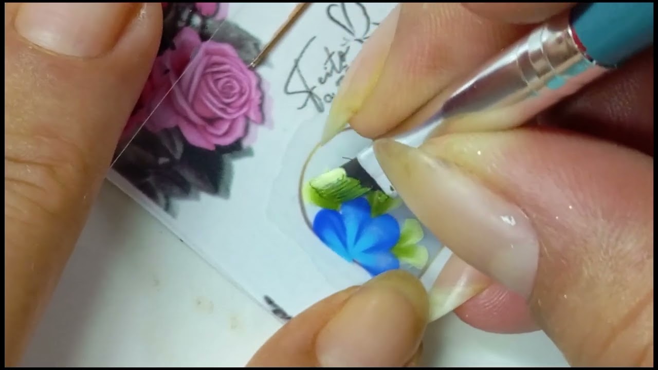 Uma misturinha no azul ultramar pra ficar mais forte 💙💅
