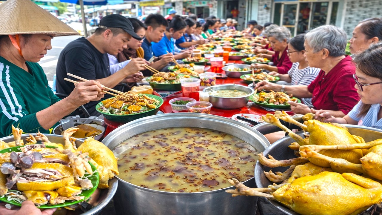 Phát Hiện Hàng Cháo Gỏi Gà Gốc Hoa Hơn 30 năm ẩn Trong Hẻm Nhỏ Cực Đông Khách Thơm Ngon Ở Sài Gòn