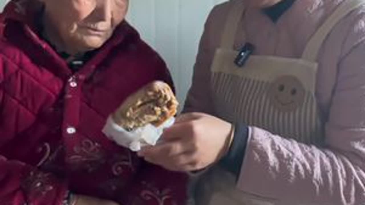 天冷了 今天给奶奶买的煤球。百善孝为先，养育之恩大于天，孝敬老人是我们中华民族的传统美德！#记录我的农村生活传播正能量 #新农人计划2024#乡村守护人2024