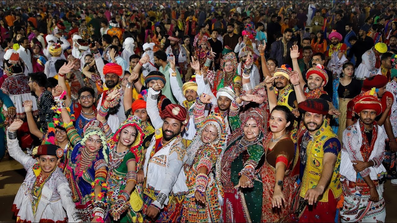 LIVE MEGA FINALS- GANDHINAGAR CULTURAL FORUM -NAVRATRI 2018- DARSHANA GANDHI AND GROUP.