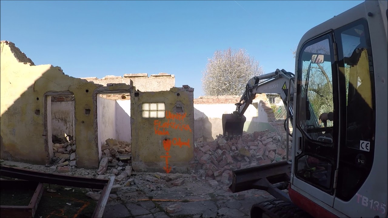 House demolition / bourání domu. Minibagr / miniexcavator Takeuchi TB135 timelapse video.
