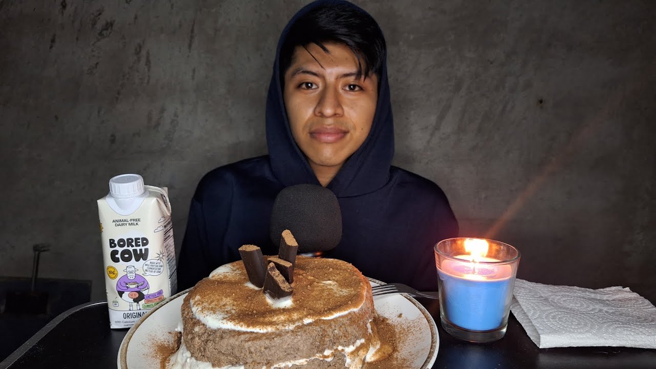 ASMR COMIENDO UN PASTEL CASERO RELLENO 😋