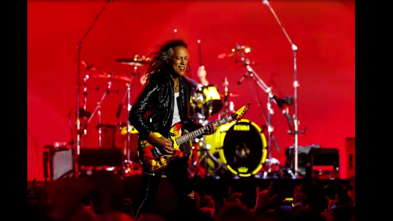Metallica&rsquo;s Kirk Hammett Falls Off Stage Days After Enraging Swifties
