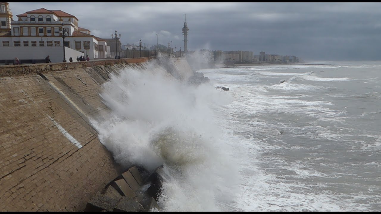 GRANDES OLAS GOLPEAN BLOQUES DEL CAMPO DEL SUR, CADIZ 18 03 18