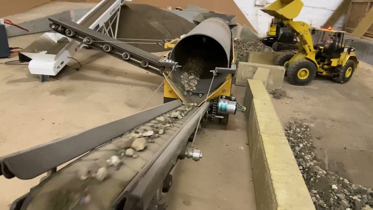 Rc trommel screener 1/14 keeping Wedico loader busy