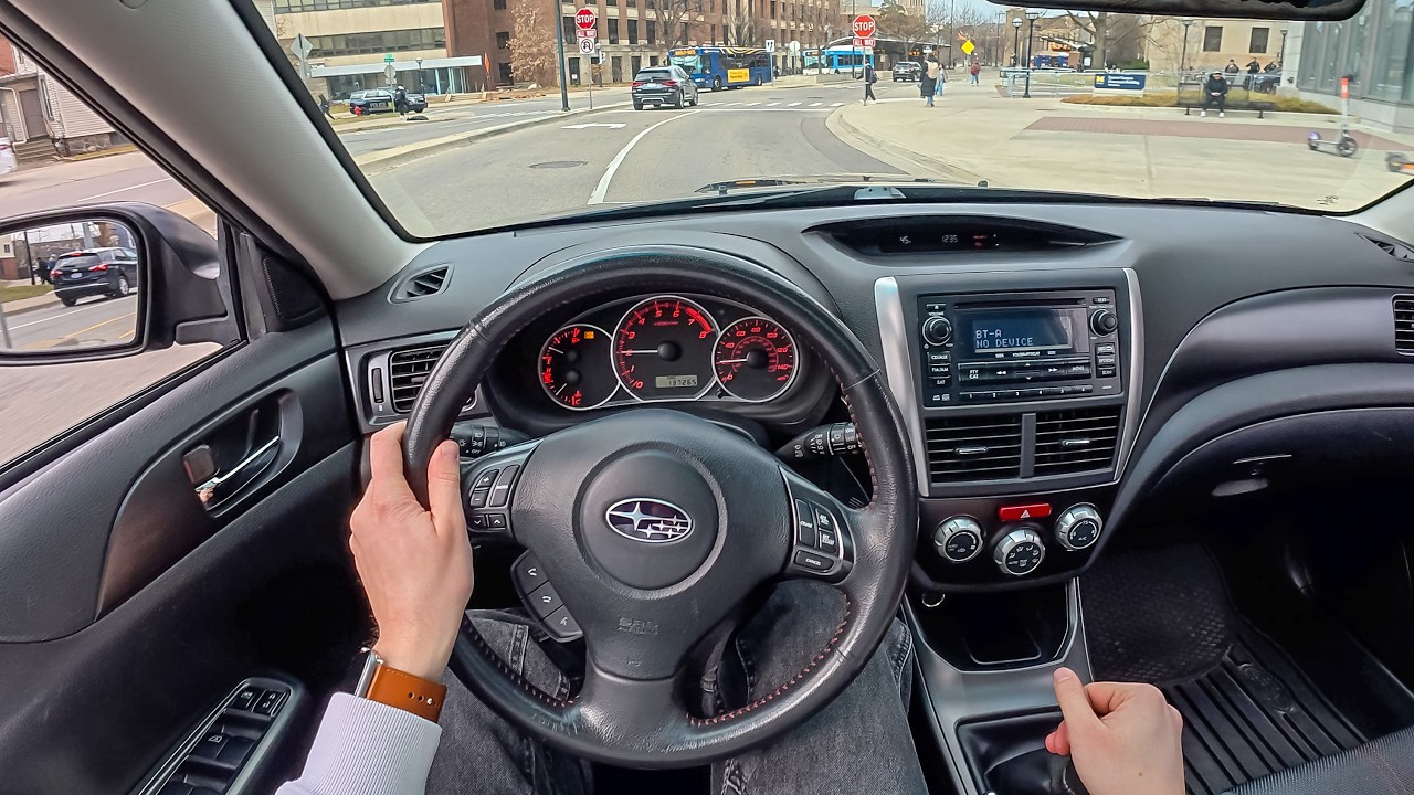 Subaru WRX Hatchback 2014 года &mdash; 5-ступенчатая турбированная оппозитная коробка передач. Для утре...