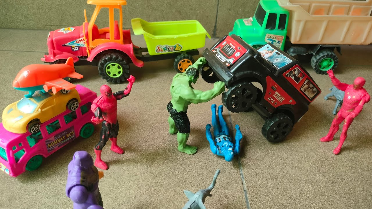 Hulk ने कार उठा ली 😲 | Spider-Man और Superheroes का Toy Action | Kids Fun Video #Hulk#Spiderman#Supe