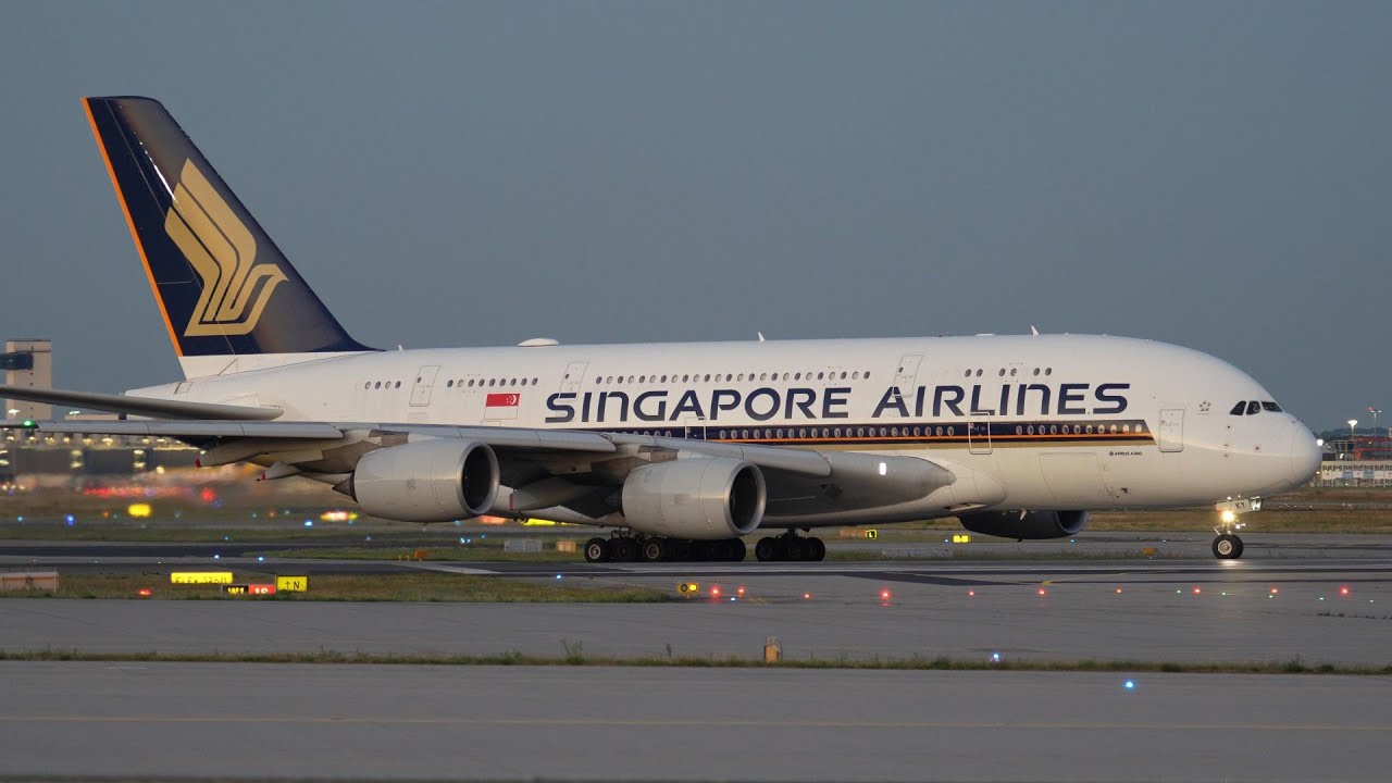 Singapore Airlines A380 startet im Abendlicht über die Startbahn West in Frankfurt