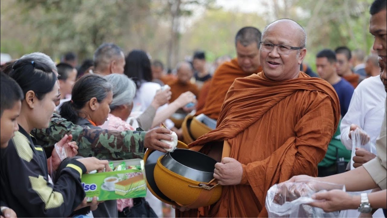 21กพ69  หลวงตาและคณะสงฆ์จากพุทธอุทยานทีพักสงฆ์วัดป่าบ่อน้ำพระอินทร์ ออกบิณฑบาตที่ตลาดชายแดนช่องเม็ก