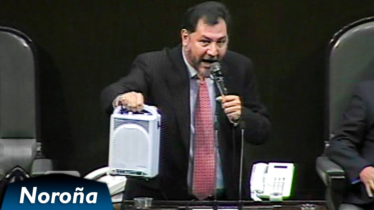 Intentan silenciar a Fernández Noroña y le apagan el micrófono. Él saca una bocina - [2011]