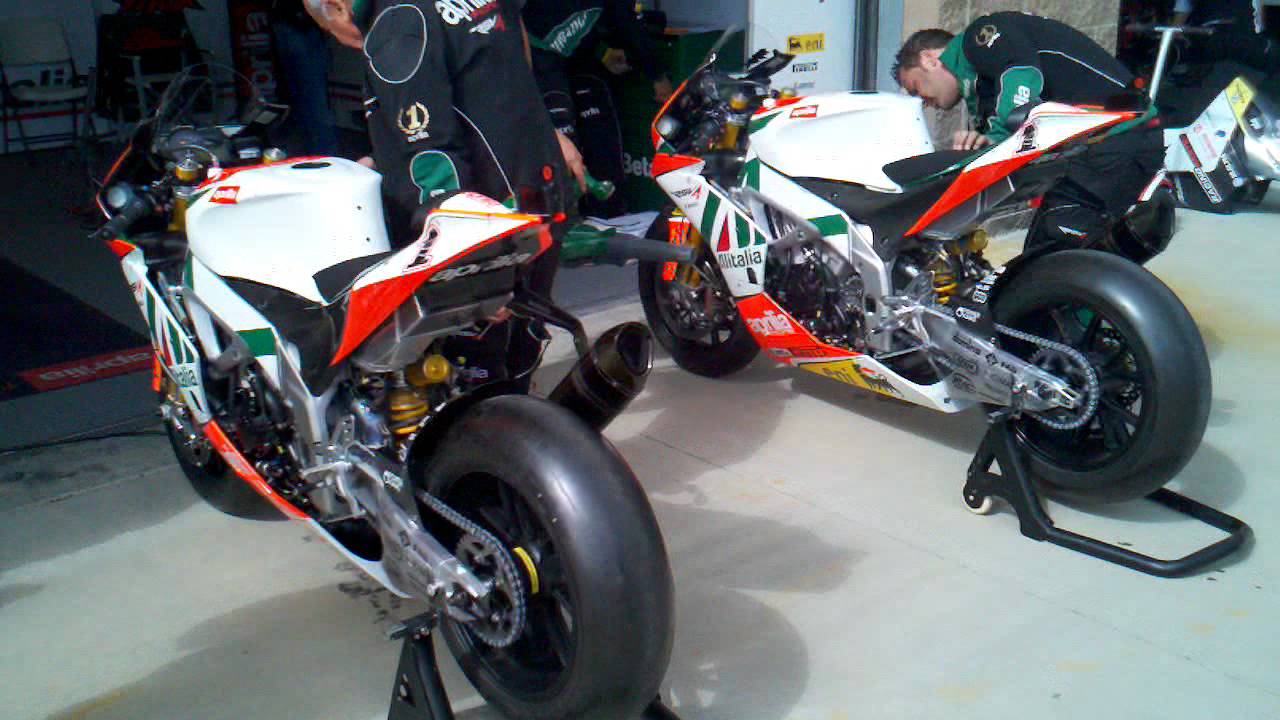 Aprilia WSBK Biaggi pit warm up