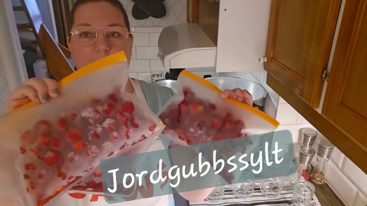 Koka jordgubbssylt på frysta bär | Konservering | Livet på landet 