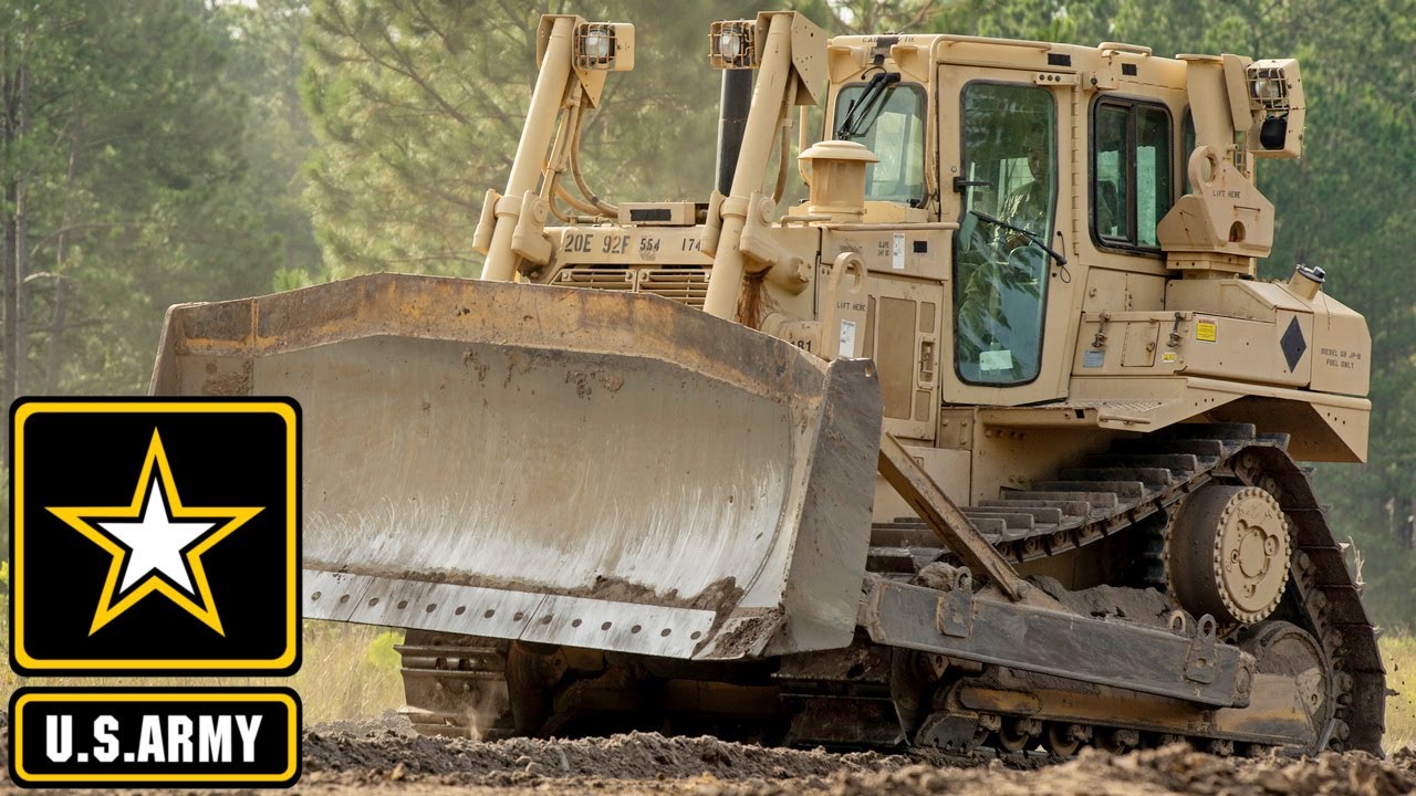 Армия США. Мощные бульдозеры Caterpillar D7 во время учений инженерного батальона.
