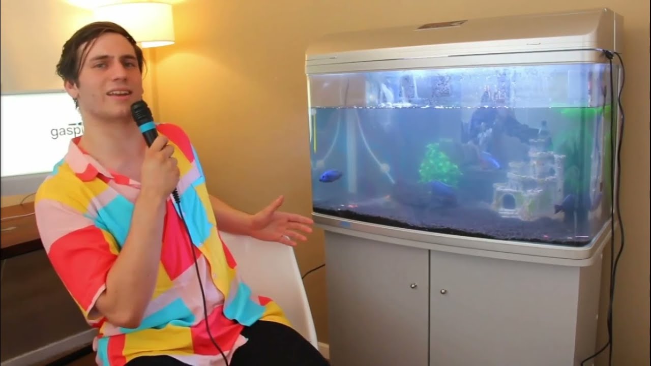 Gaspi Presenta El Premio Al Clip Mas Divertido De Los Coscu Army Awards