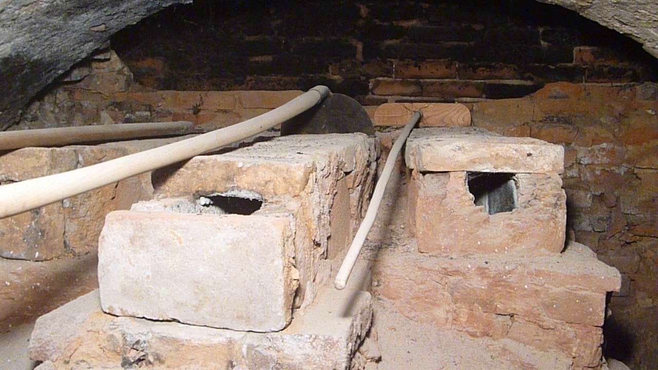 Na z&aacute;mku Komorn&iacute; Hr&aacute;dek objevili středověkou pek&aacute;rnu