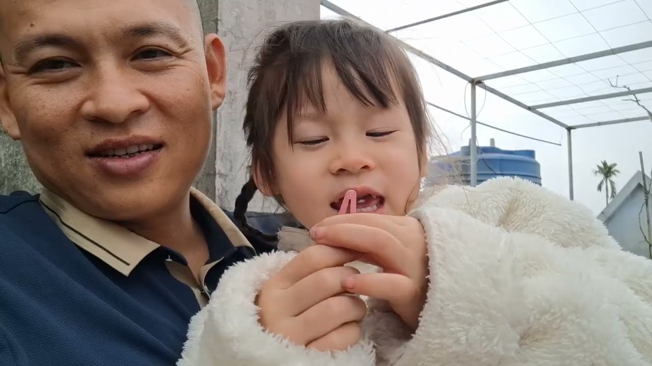 Đang ngồi 1 mình thì bỗng dưng có 1 bé đáng yêu xuất hiện