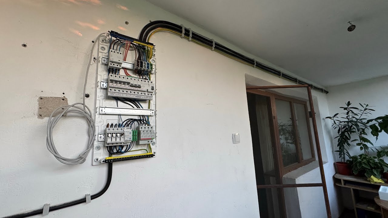 O mica instalație electrica aparență executată corespunzător