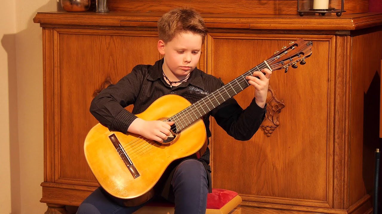 Raphael plays Variationes mignones by Johann Kaspar Mertz