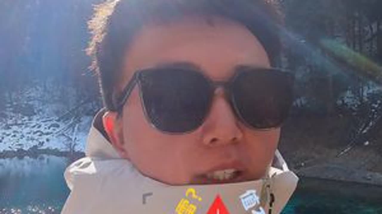 一条视频带你实测冬天的九寨沟☑️ 九寨沟冬天值得去吗？合适吗？景色怎么样？会不会踩雷？冬天九寨沟实况，看完这条视频你就知道了！#川西旅游攻略 #九寨沟 #九寨沟旅游攻略 #旅行推荐官 #去有雪的地方