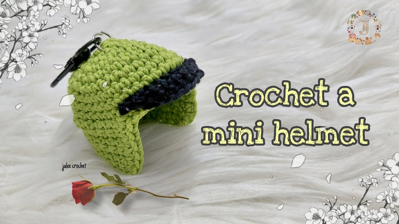 Rajut mini helm ojol dibuat jadi ganci / trinket / bag charm