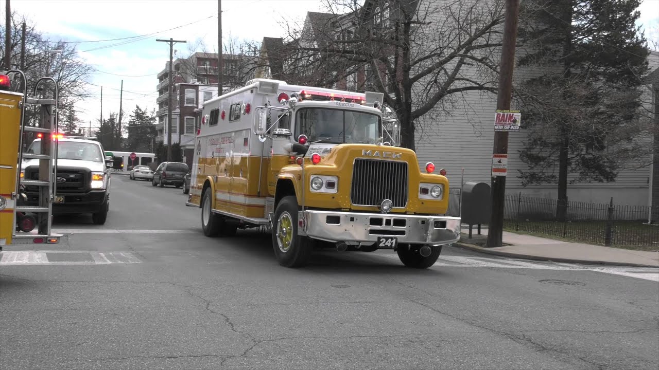 Engine 211, Ladder 231, Rescue 241 & Ladder 18 arriving at scene in Catasauqua, PA
