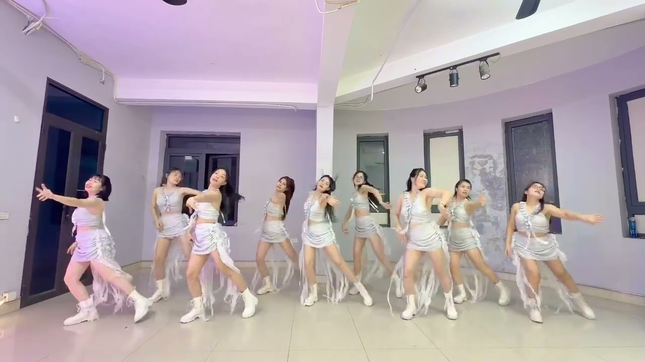 Tình lỡ cách xa-CLB Queen Dance