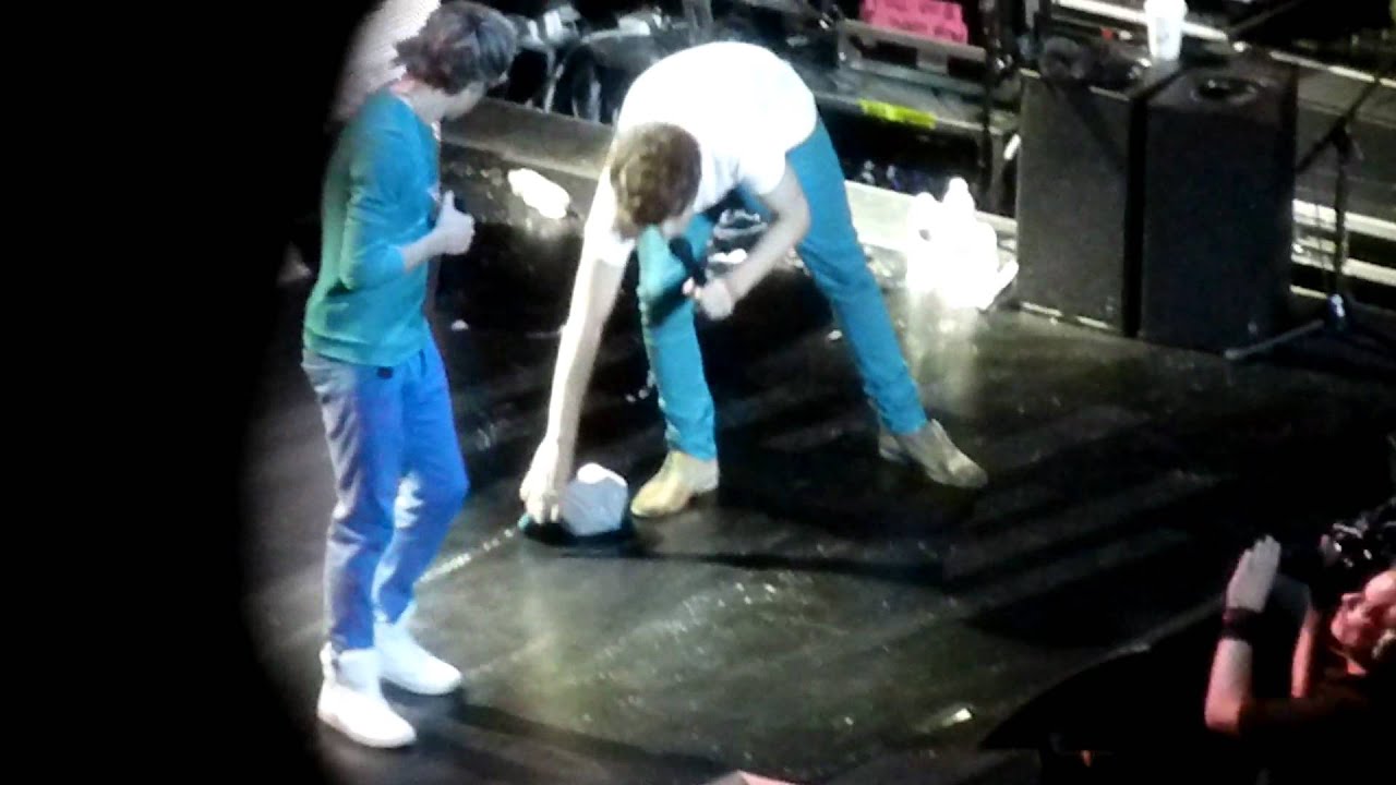Niall's Pants Go Undone, 1D Slip & Slide on Stage, ANAHEIM, 1080p