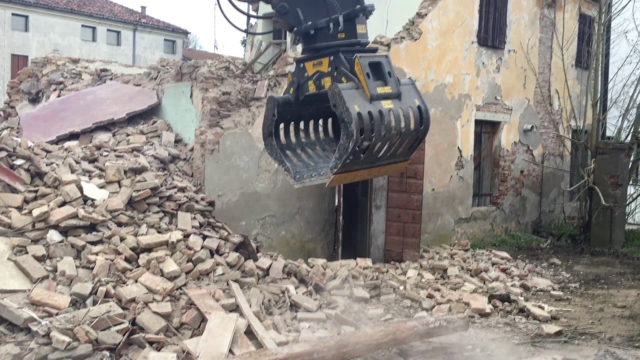 The MB-G900 grapple in a big demolition project