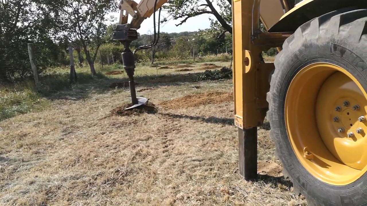 lyukf&uacute;r&aacute;s, g&ouml;d&ouml;rf&uacute;r&aacute;s gy&uuml;m&ouml;lcs&ouml;sben (hole drilling in orchards)