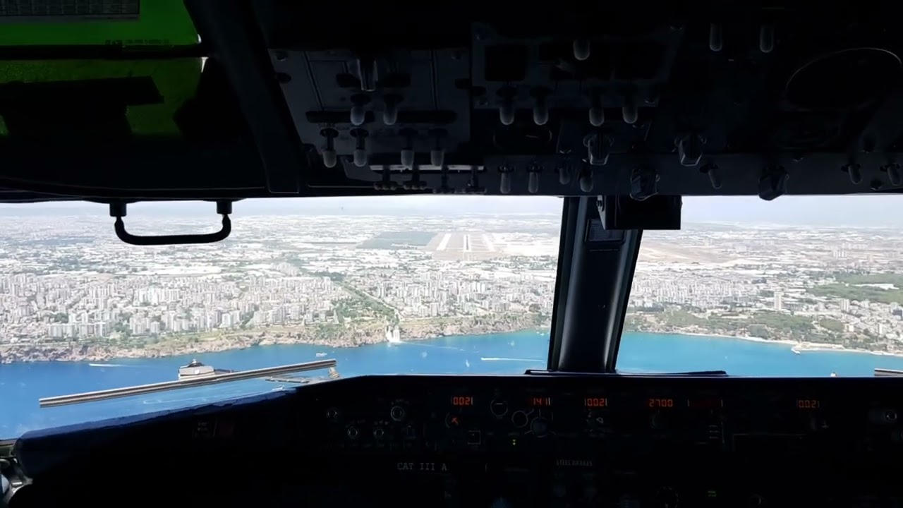 Smartwings Boeing 737-8CX cockpit landing at Antalya (AYT) RWY36C