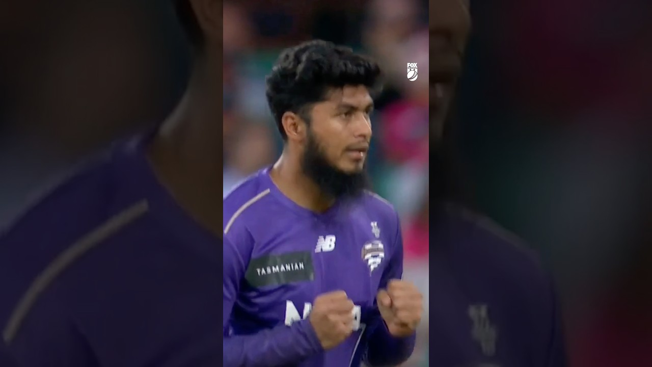 Attempting the switch hit, Rishad Hossain BOWLED Steve Smith 😱 #cricket #bigbash #bbl15