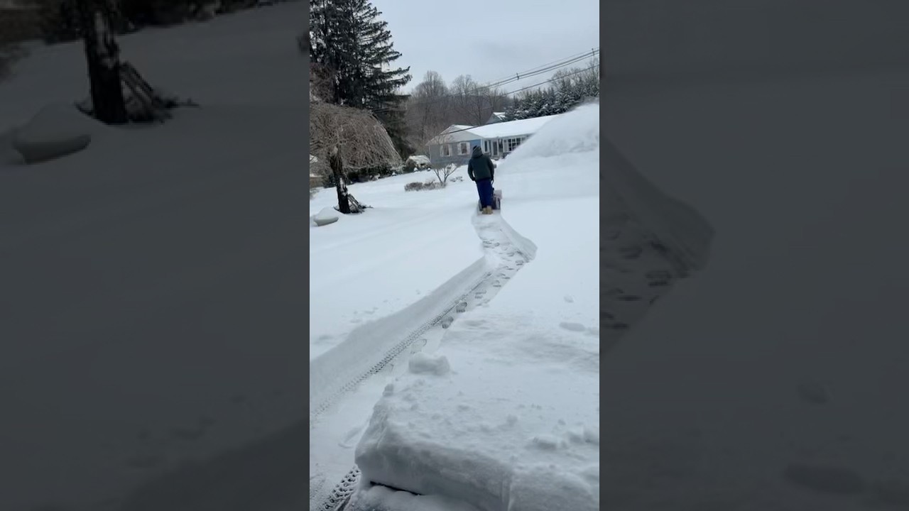 Struggling in snow storm newyork 