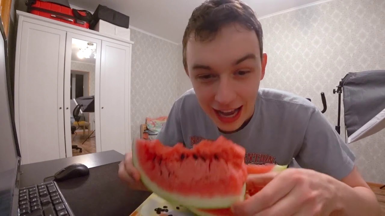 ЕМ НЕВКУСНЫЙ АРБУЗ И РАССКАЗЫВАЮ ПРО VIPERPHONE!