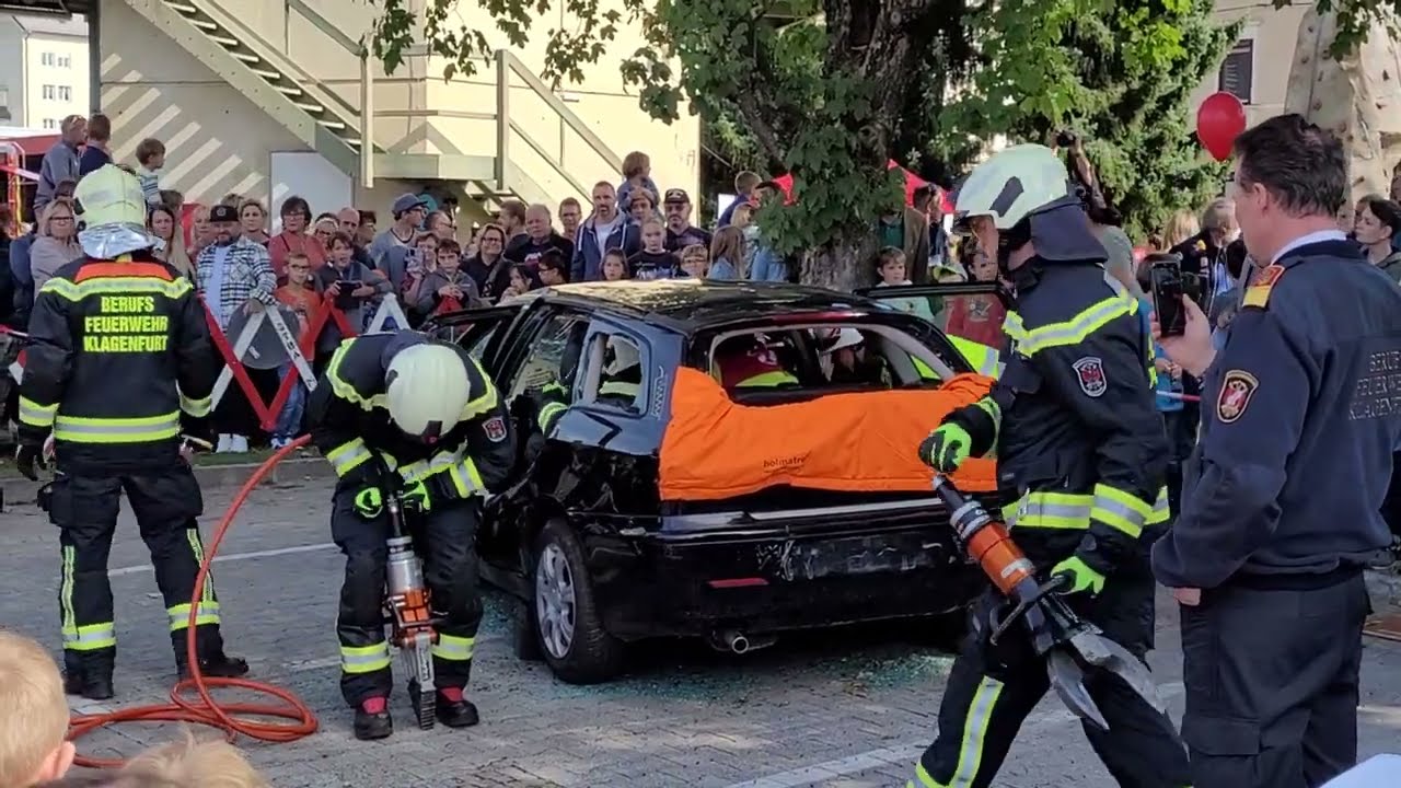 Schauübung beim Tag der offenen Tür der Berufsfeuerwehr Klagenfurt.