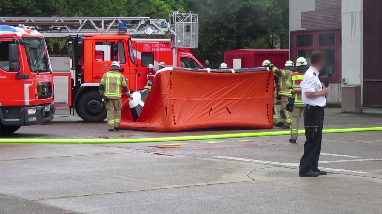 Menschenrettung über das Sprungpolster - Berliner Feuerwehr