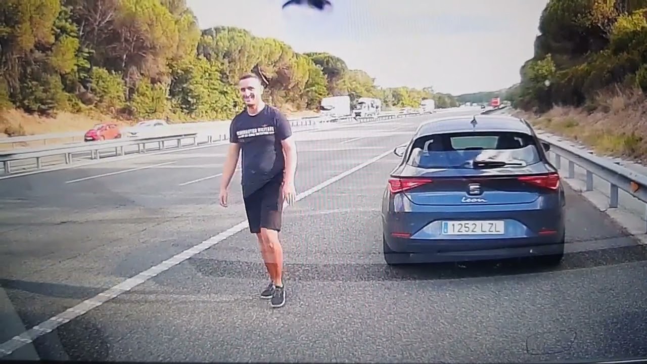 ladr&oacute;n en la carretera alrededor del pueblo Girona autopista de la Mediterr&agrave;nia AP-7