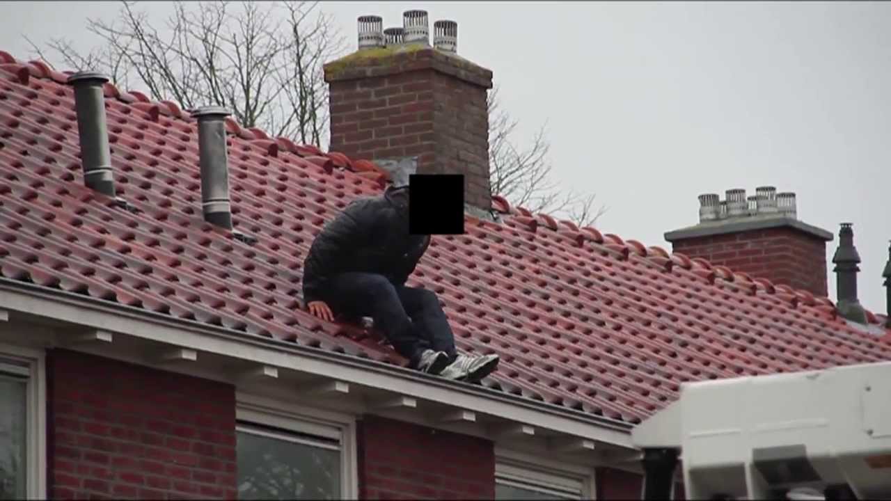 GPTV: Verwarde man door hulpverleners van het dak gehaald