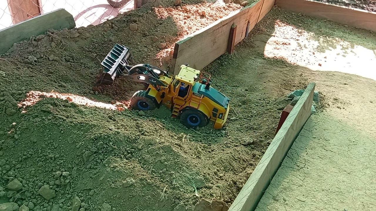 Haciendo rampa pra carregamiento con volvo L260H 